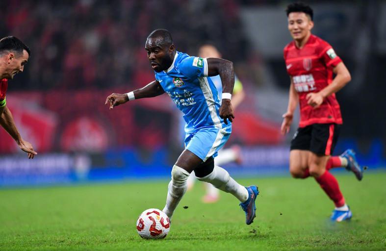 河南10虎走了 阿奇的油不多了！大连真引进牛梓屹？一将太坎坷了