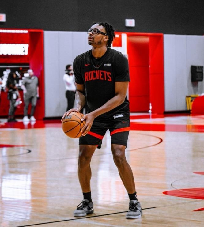 火箭队阵容变动！边缘2人暂时离队，双核长期缺阵，仅剩13人可用