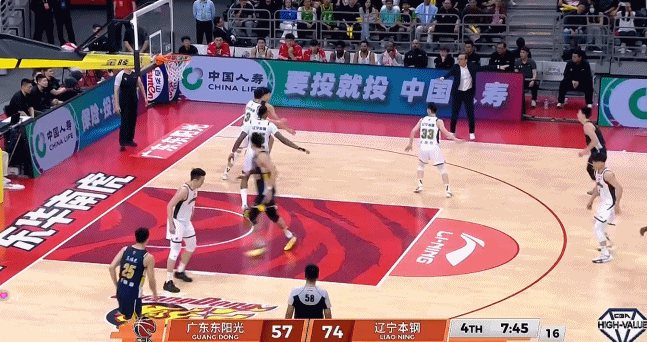 世界杯手机观看-加盟广东首秀！崔永熙5中1得2分3板 单挑赵继伟后仰跳投+追身大帽