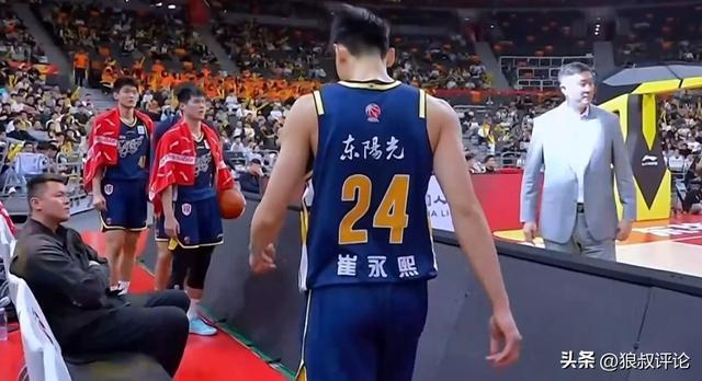 世界杯手机观看-加盟广东首秀！崔永熙5中1得2分3板 单挑赵继伟后仰跳投+追身大帽