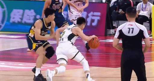 世界杯手机观看-加盟广东首秀！崔永熙5中1得2分3板 单挑赵继伟后仰跳投+追身大帽